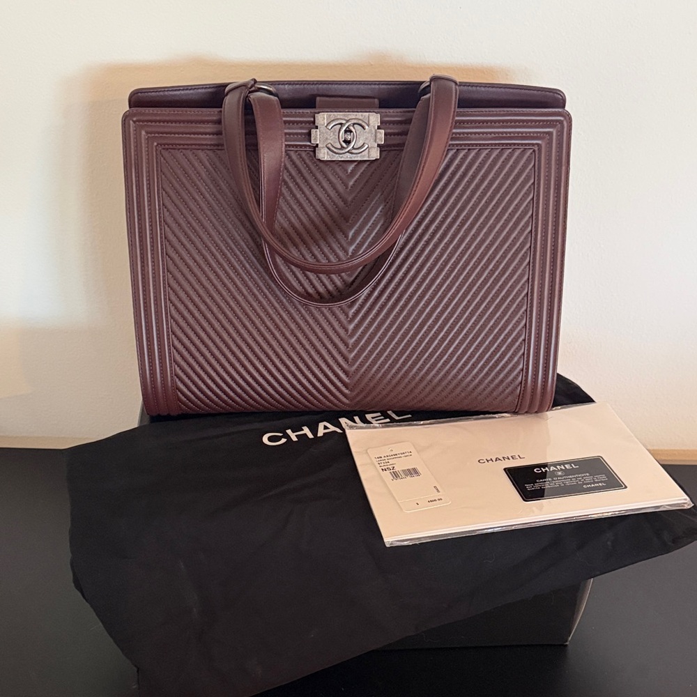 CHANEL Burgundy Large Chevron Tote - Picture 4 of 17